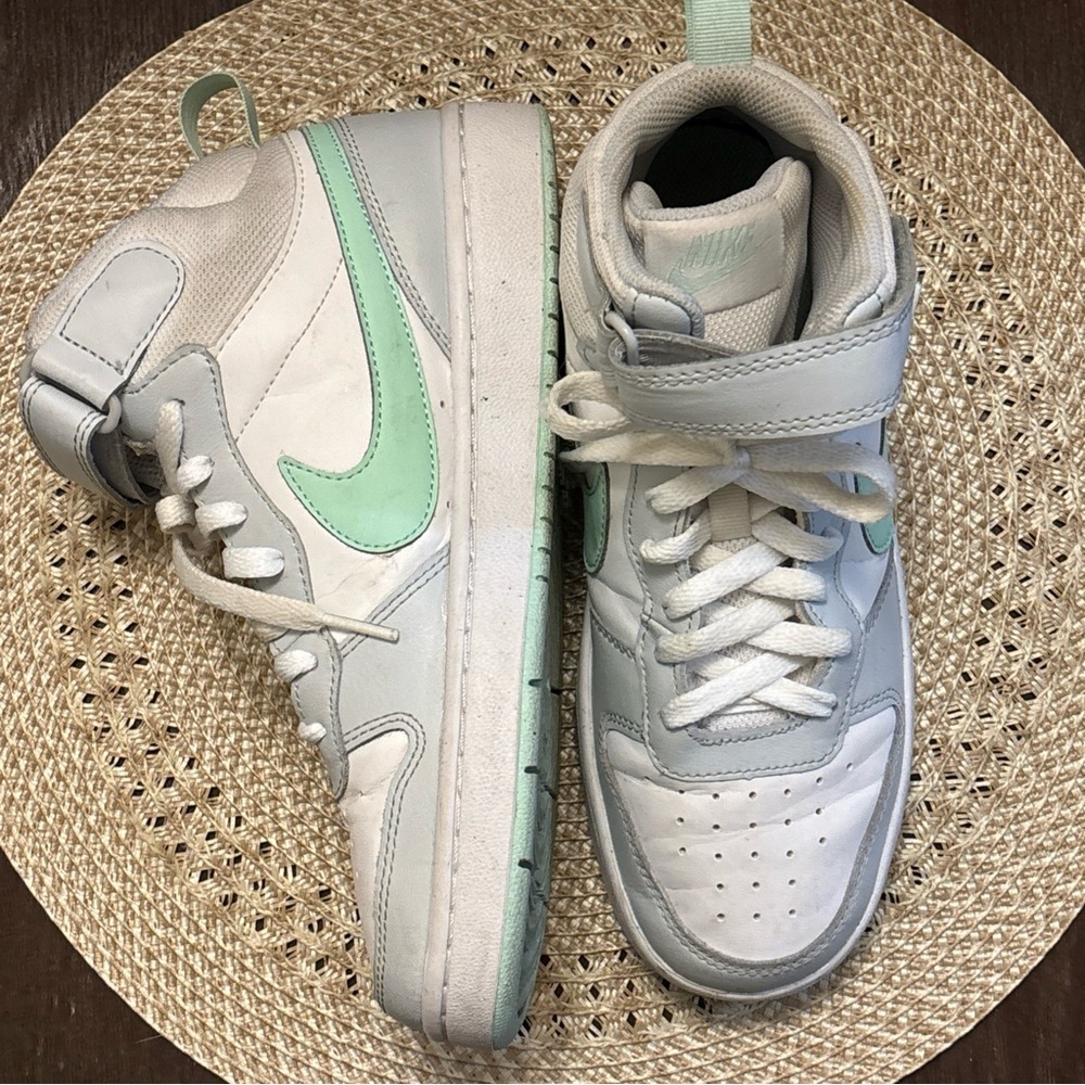 NIKE COURT BOROUGH 2 MID PUREPLATINUM MINT FOAM SHOES Size 6Y - Picture 8 of 11